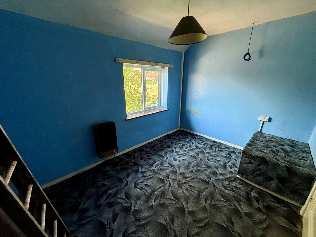 Lot: 217 - MID-TERRACE HOUSE FOR IMPROVEMENT - Bedroom three